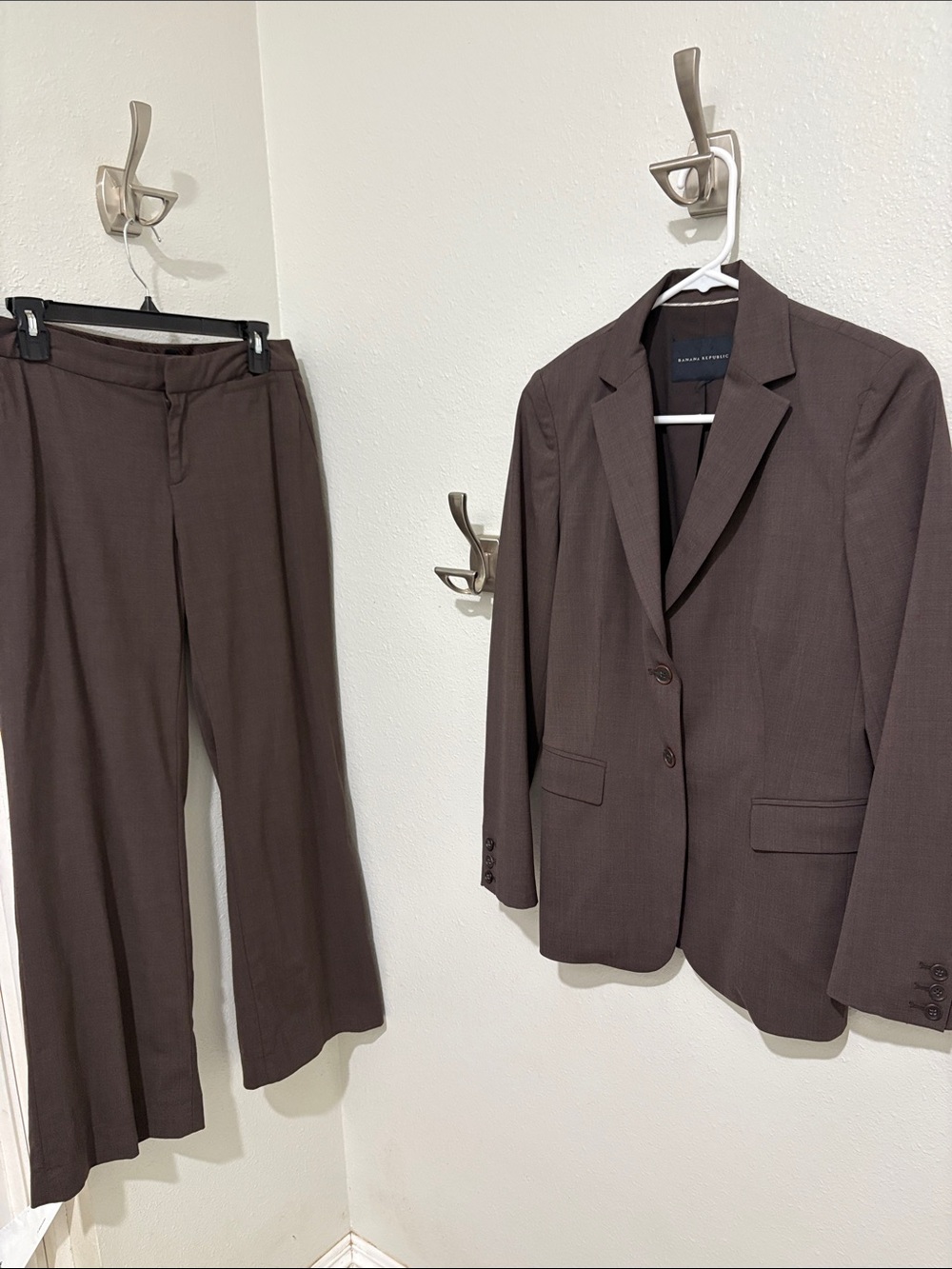Banana Republic Men’s Brown Two-Piece Suit - Tailored Notch Lapel - Picture 3 of 6